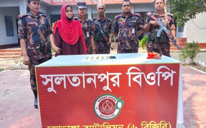 ১১ স্বর্ণের বারসহ নারী আটক