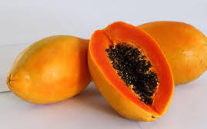 মসৃণ ত্বকে পাকা পেঁপে