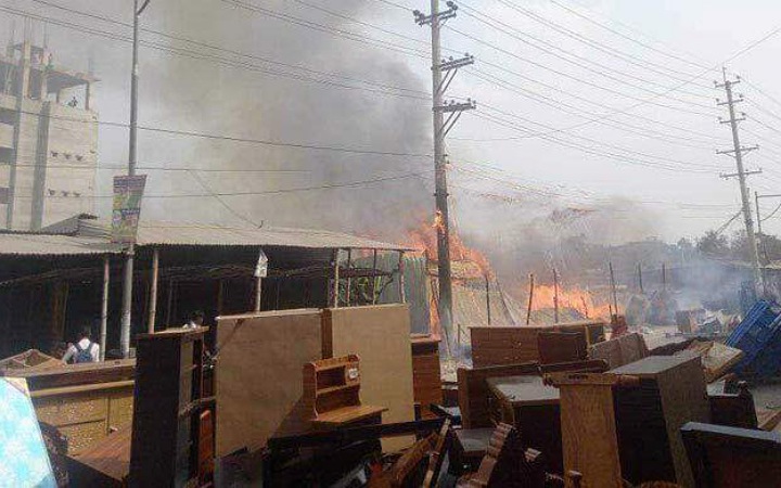 রূপগঞ্জে  ফার্নিচার পল্লীতে ভয়াবহ আগুন