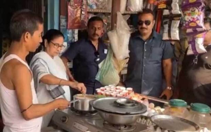 গাড়ি থেকে নেমে রাস্তার চায়ের দোকানে নিজের হাতে চা বানালেন মমতা