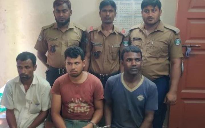রেললাইন বিক্রির সময় গ্রেফতার ৩