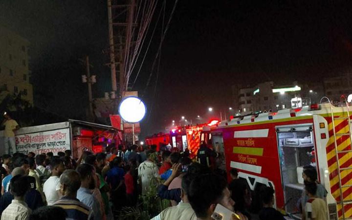 এবার সাভারে ভাঙারি দোকানের গুদামে আগুন