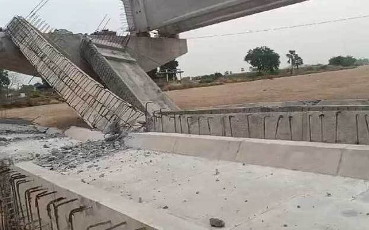 তেলেঙ্গানায় বাতাসেই ভেঙে পড়লো নির্মাণাধীন সেতু!