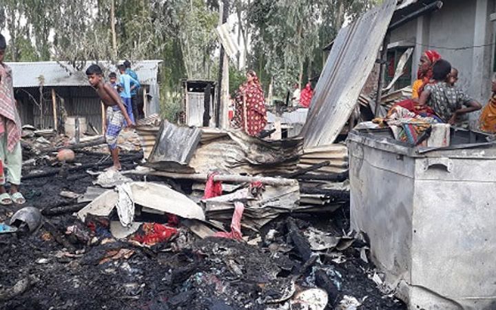 নওগাঁয় বিদ্যুতের আগুনে পুড়ল ৮ বসতবাড়ি