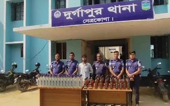 দুর্গাপুরে বালুর ট্রাকে মিলল ভারতীয় মদ