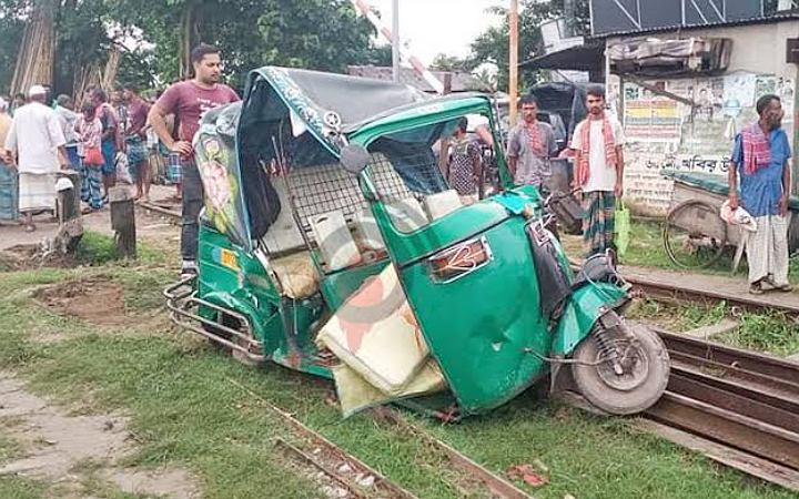 কালিয়াকৈরে অটোরিক্সাকে ট্রেনের ধাক্কা, নিহত ১