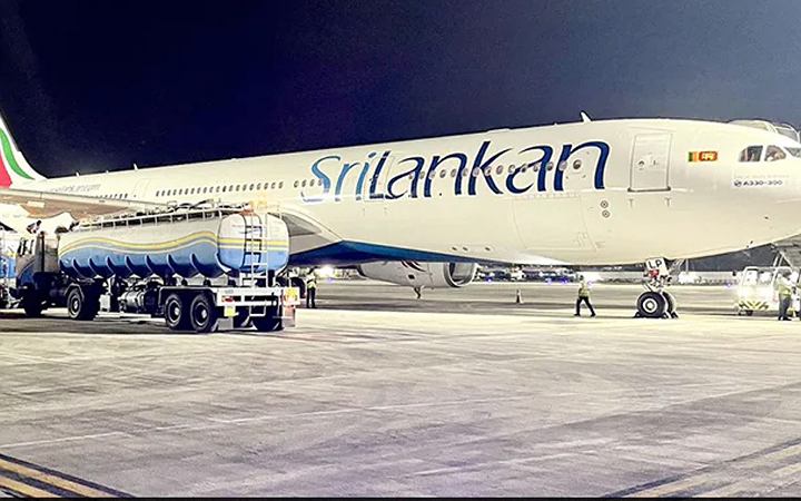 শ্রীলঙ্কা ঋণ শোধ করতে বিমানবন্দর লিজ দিল
