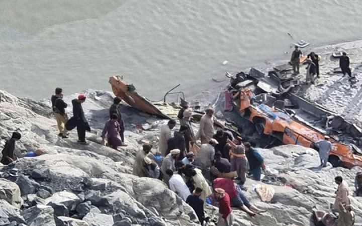 পাকিস্তানে ভয়াবহ সড়ক দুর্ঘটনায় নিহত ২০ আহত ২১