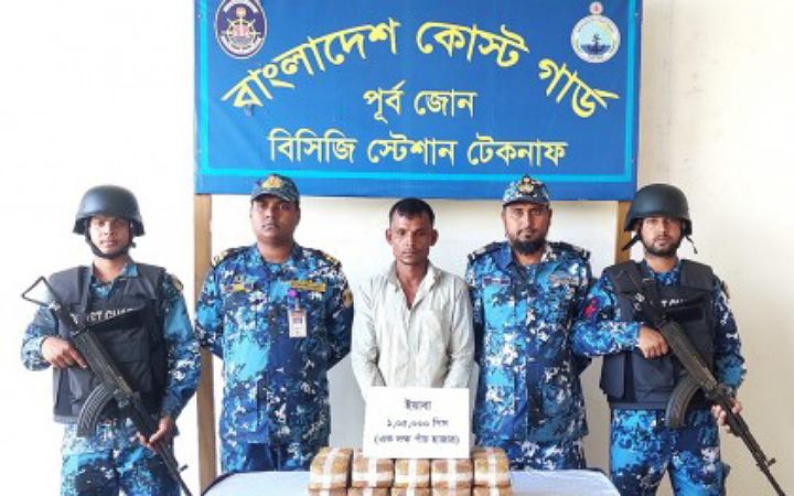 কক্সবাজারের টেকনাফে লক্ষাধিক ইয়াবাসহ আটক ১