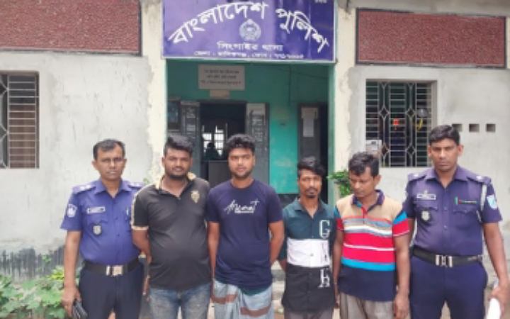 মানিকগঞ্জে ৯ ডাকাত গ্রেফতার, নগদ টাকাসহ স্বর্ণালংঙ্কার উদ্ধার