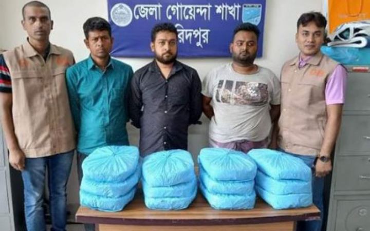 ১২ কেজি গাঁজাসহ তিন মাদক কারবারি আটক