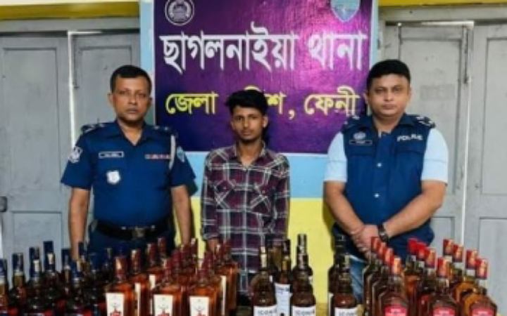 ফেনীতে বিদেশী মদসহ আটক ১