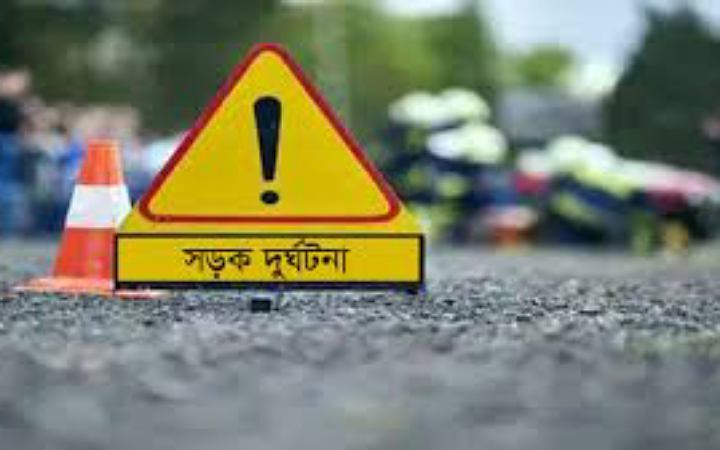 ট্রাকের পেছনে কাভার্ড ভ্যানের ধাক্কা, নিহত ২