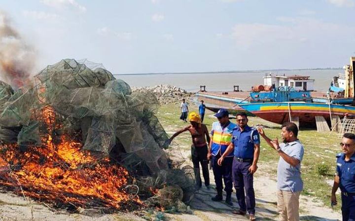 সিরাজগঞ্জে সাড়ে ৩ হাজার মিটার অবৈধ জাল জব্দ