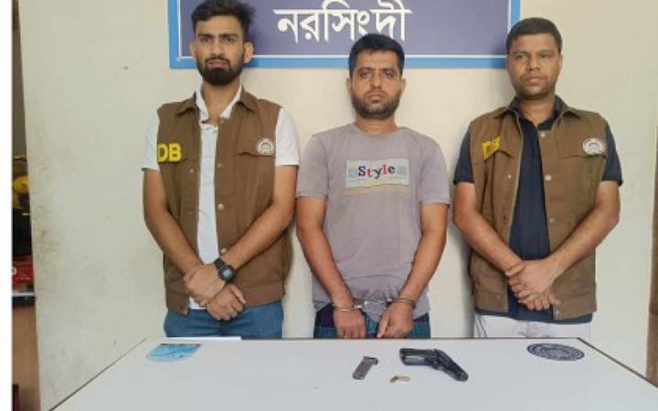 নরসিংদীতে হত্যা মামলার আসামি অস্ত্র ও গুলিসহ আটক