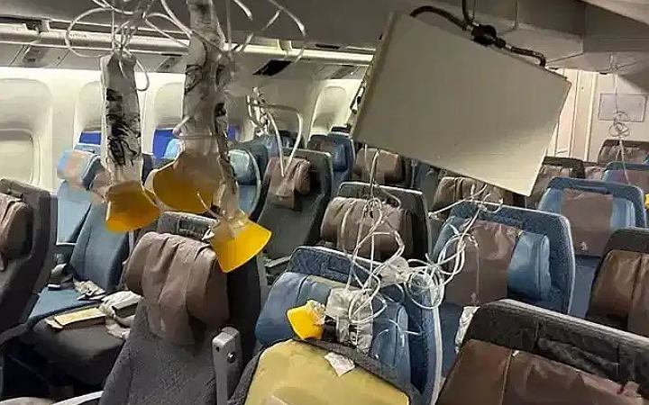 মাঝ আকাশে উড়োজাহাজে প্রচণ্ড ঝাঁকুনি : একই পরিবারের ৫ জন আইসিইউতে