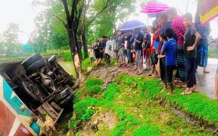 যাত্রীবাহী বাস খাদে, আহত ৭