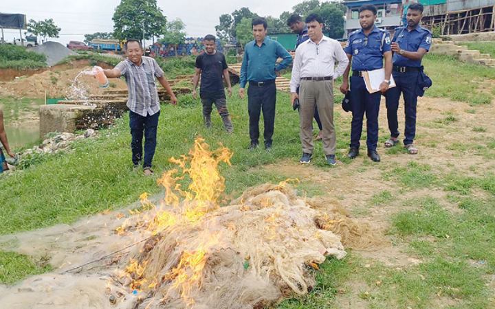 রাঙ্গামাটিতে ১০ হাজার মিটার অবৈধ জাল পুড়িয়ে ধ্বংস
