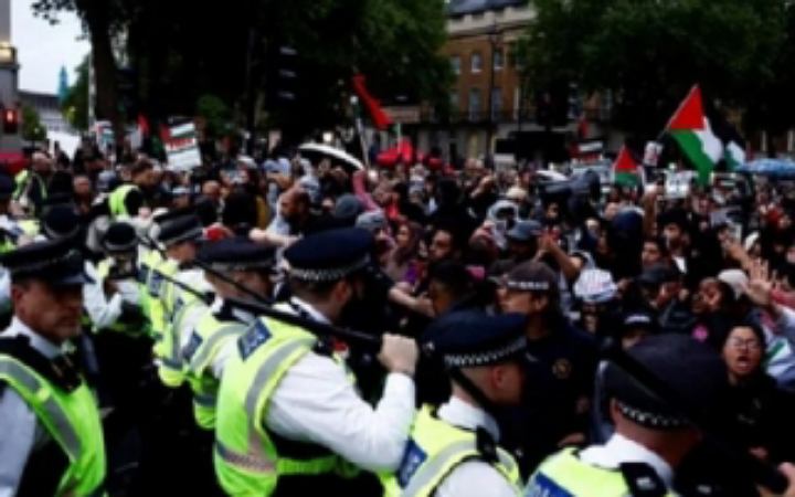 এবার বিক্ষোভে উত্তাল লন্ডন, গ্রেপ্তার ৪০