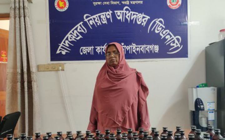 ৭৫ বোতল ফেনসিডিলসহএক নারী গ্রেফতার