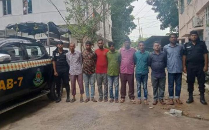 ফেনীতে চাঁদাবাজির সময় র‌্যাবের হাতে গ্রেফতার ৮