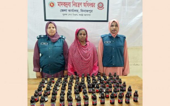 দিনাজপুরে ৮০ বোতল ফেনসিডিলসহ নারী কারবারি আটক