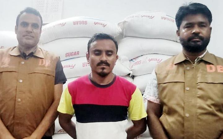 ঈশ্বরগঞ্জে ১৫০ বস্তা ভারতীয় চিনি জব্দ, যুবক গ্রেফতার