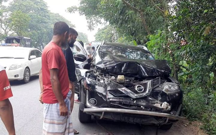 মুন্সিগঞ্জে পথচারীকে বাঁচানোর চেষ্টায় চার গাড়ির সংঘর্ষ, নিহত ১