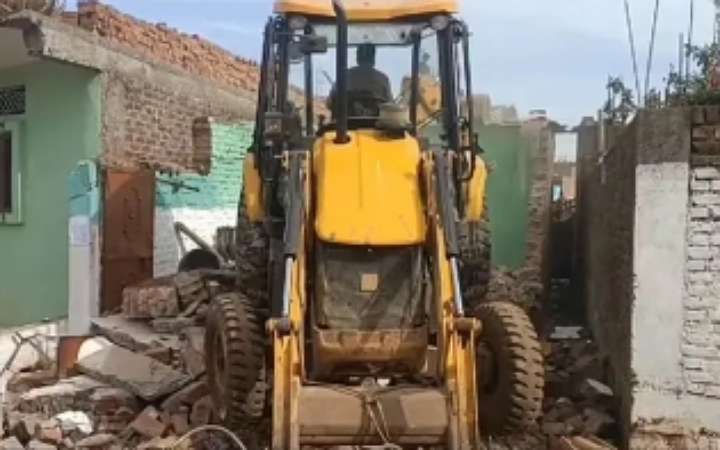 ভারতে বুলডোজার দিয়ে গুঁড়িয়ে দেয়া হল ১১ বাড়ি