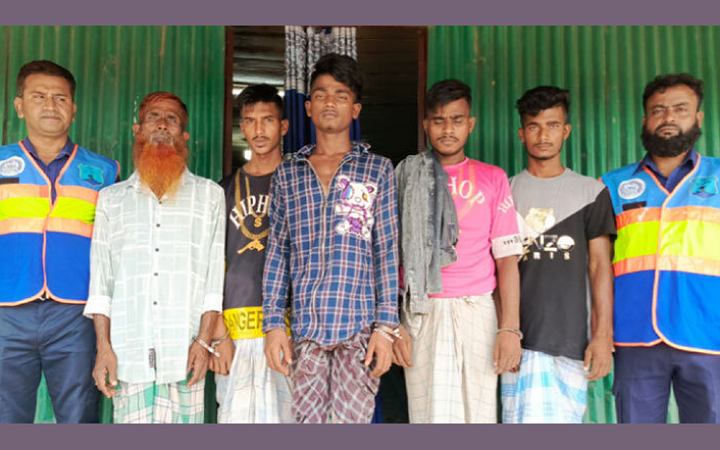 চাঁদপুরে নিষিদ্ধ জালে মাছ ধরায় ৬ জেলে
