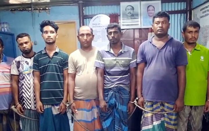 চাঁদপুরে নিষিদ্ধ ১৫ বাল্কহেড জব্দ, আটক ২৩