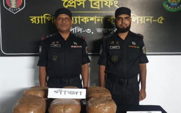 জয়পুরহাটে প্রাইভেটকারসহ ২৪ কেজি গাঁজা উদ্ধার