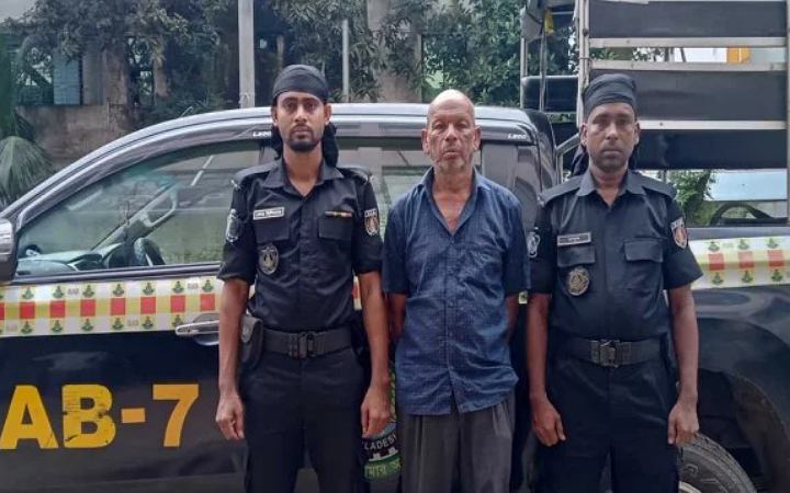 ট্রাভেল ব্যাগে ১৫ কেজি ওজনের গাঁজা নিয়ে চট্টগ্রাম যাচ্ছিলেন তিনি