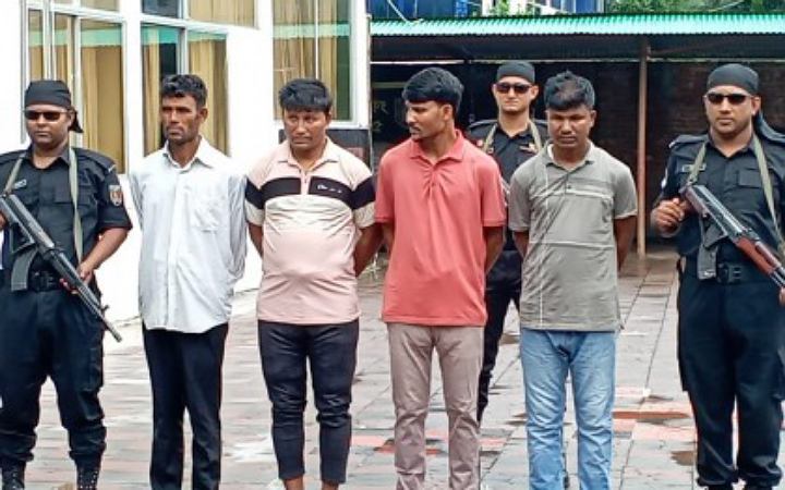 কক্সবাজারে আগ্নেয়াস্ত্র ও গোলাবারুদসহ গ্রেফতার ৪