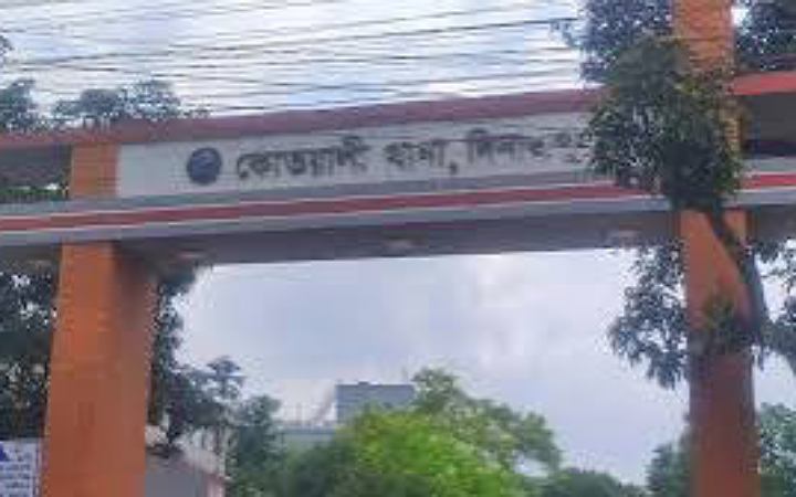 দিনাজপুরে ১০ শিক্ষার্থীকে ধরে নিয়ে গেছে পুলিশ