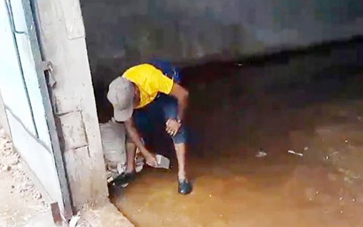 তিন দিনের টানা বৃষ্টিতেবেনাপোল বন্দরে জলাবদ্ধতা, মালামাল নষ্ট