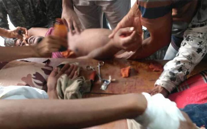 খুলনায় কয়রা উপজেলা চেয়ারম্যানের বাড়ি থেকে জনতার ওপর গুলি, আহত ১০