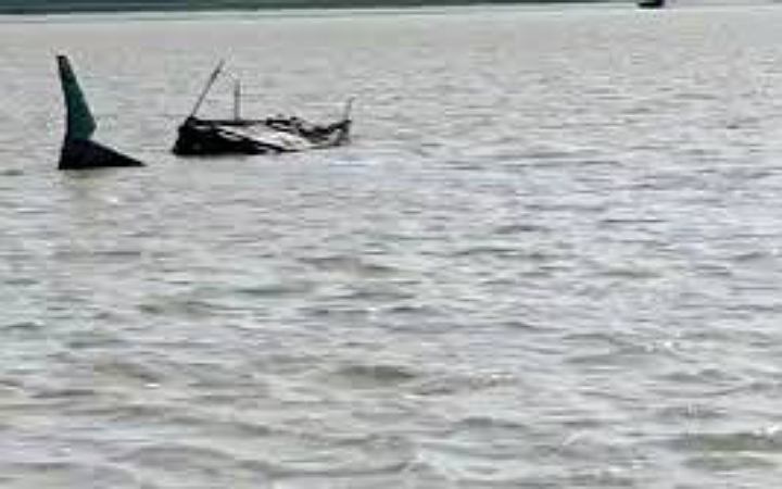 হাতিয়ায় শতাধিক যাত্রী নিয়ে ট্রলার দুর্ঘটনা