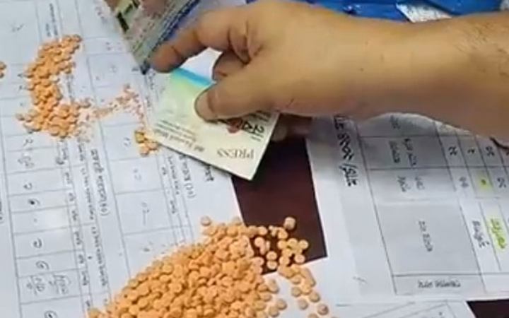 এবার বেক্সিমকো ফার্মার গাড়ি থেকে তিন হাজার ইয়াবা উদ্ধার করলো ছাত্ররা