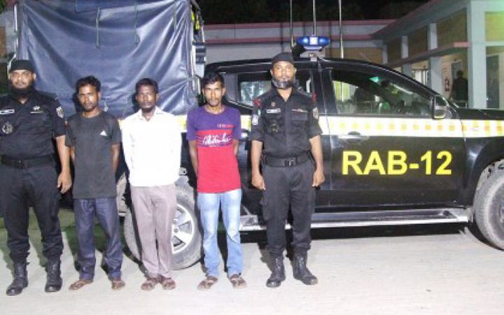 সিরাজগঞ্জে ২৮১ বোতল ফেনসিডিলসহ ৩ মাদক কারবারি আটক