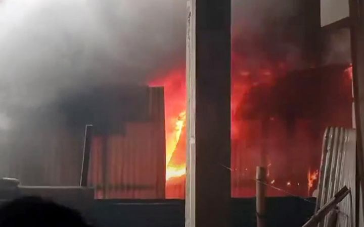 নারায়ণগঞ্জের সিদ্ধিরগঞ্জে ঝুটের গুদামে আগুন