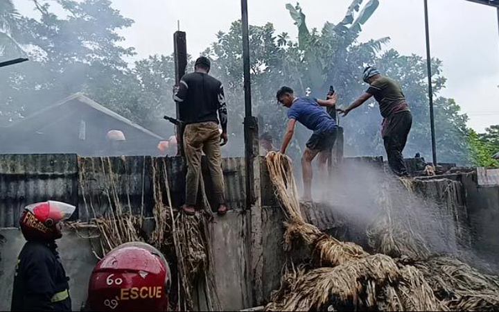 মুন্সিগঞ্জে একটি পাটের গুদামে আগুন
