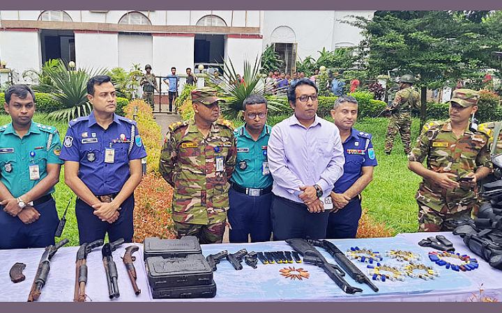 এবার গাজীপুরে লুটে নেওয়া অস্ত্র-গুলি উদ্ধারের পর থানায় হস্তান্তর