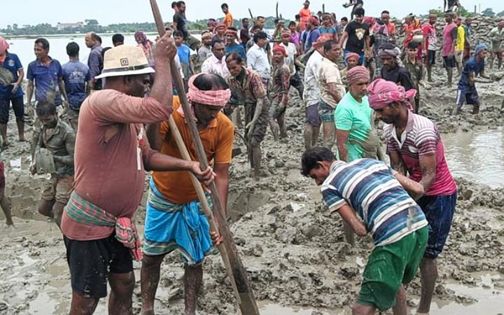 খুলনার পাইকগাছায় ২ দিনেও মেরামত করা যায়নি বেড়িবাঁধ, ১৩ গ্রাম প্লাবিত