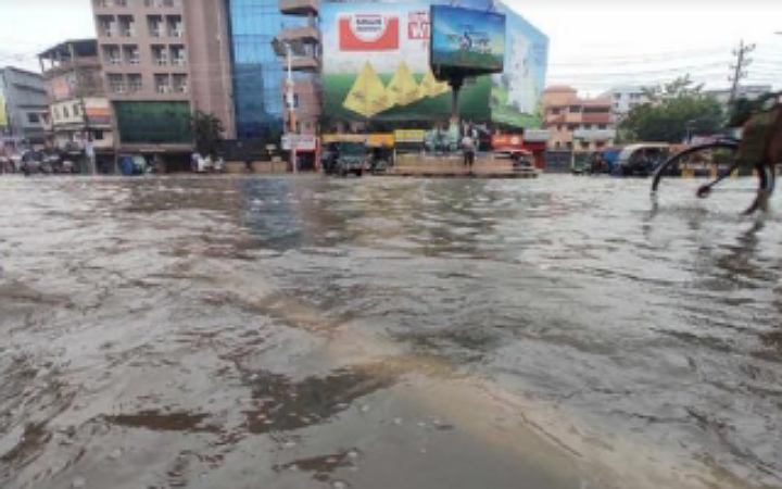 এবার ভারী বর্ষণে তলিয়েছে খুলনা শহরের রাস্তা ঘাট