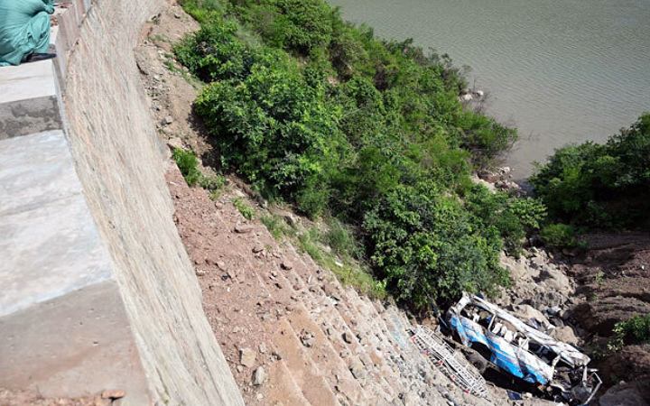 পাকিস্তানে যাত্রীবাহী বাস খাদে, নিহত ২৫