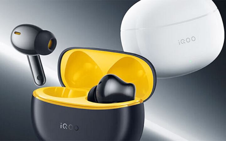 আইকিউওর ইয়ারবাড ১০ মিনিট চার্জে ৩ ঘণ্টা টানা চলবে