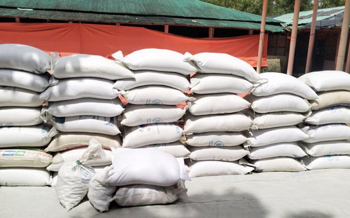 এবার বন্যার্তদের জন্য ত্রাণ দিচ্ছেন রোহিঙ্গারা