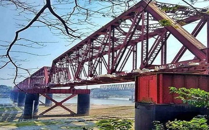 গড়াই নদীর রেল ব্রিজে ঝুলছে মরদেহ