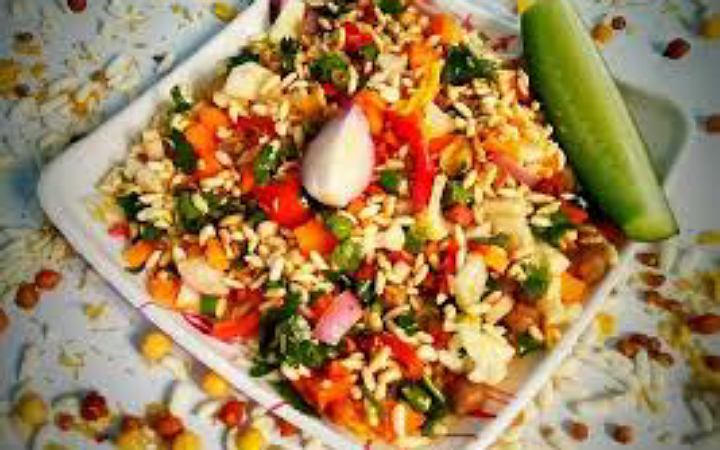 বৃষ্টির সন্ধ্যায় স্বাদ নিন ঝালমুড়ির